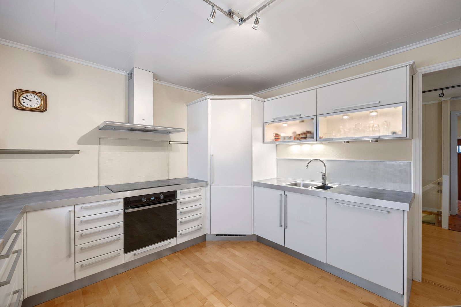 Det er godt med benk- og oppbevaringsplass Galleribilde