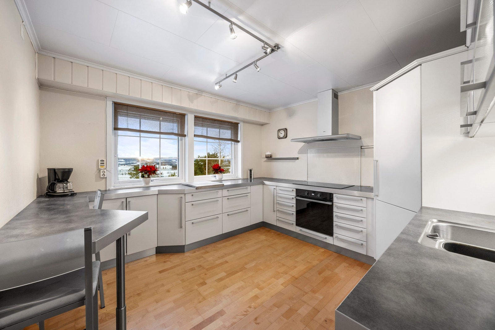 Kjøkken - 12 kvm. Innredning med integrert kjølehjørne, platetopp, stekeovn og oppvaskmaskin Galleribilde