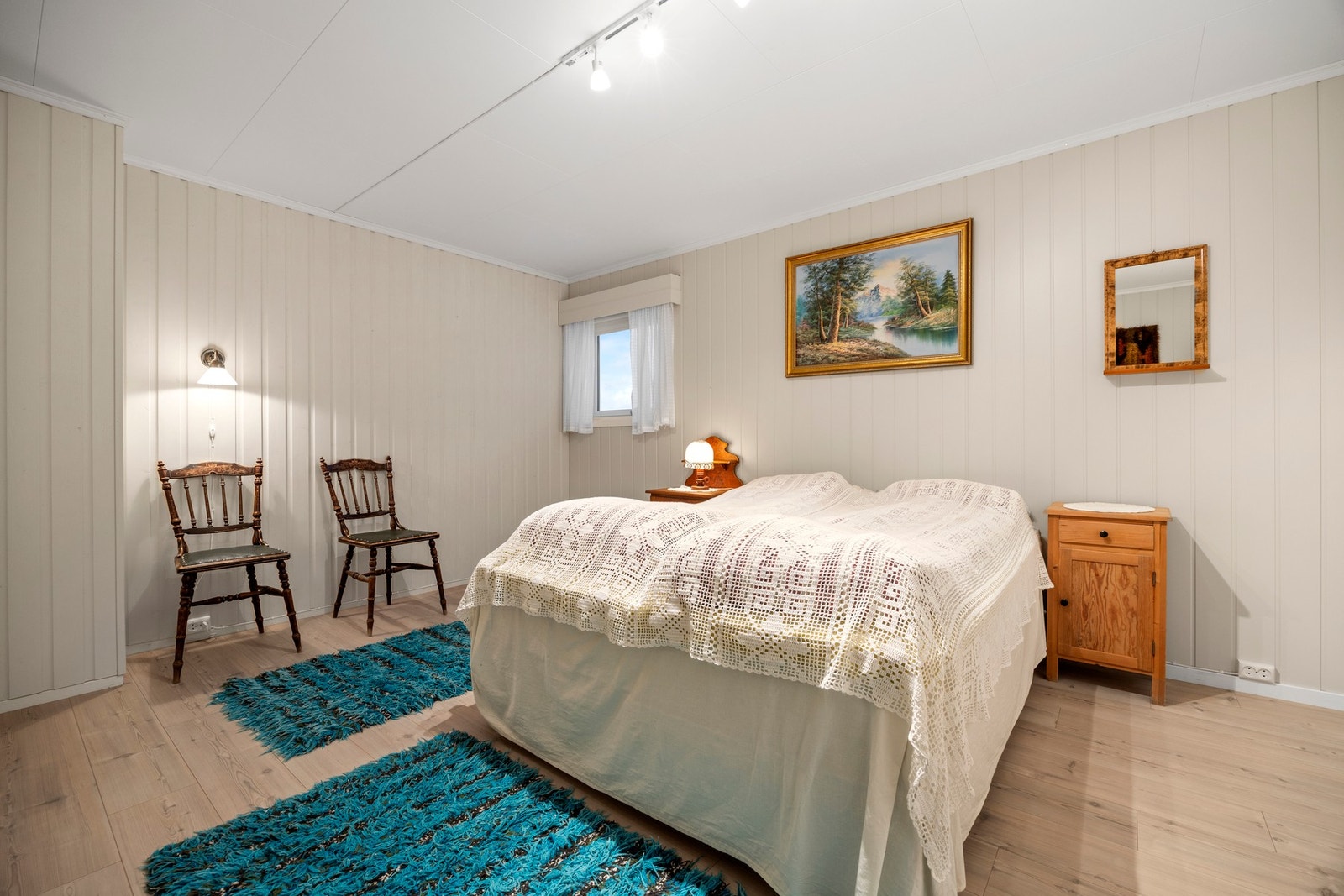 Sport/redskapsrom omgjort til soverom. Det foreligger ingen søknad om bruksendring og kjøper overtar risiko for dette. Galleribilde