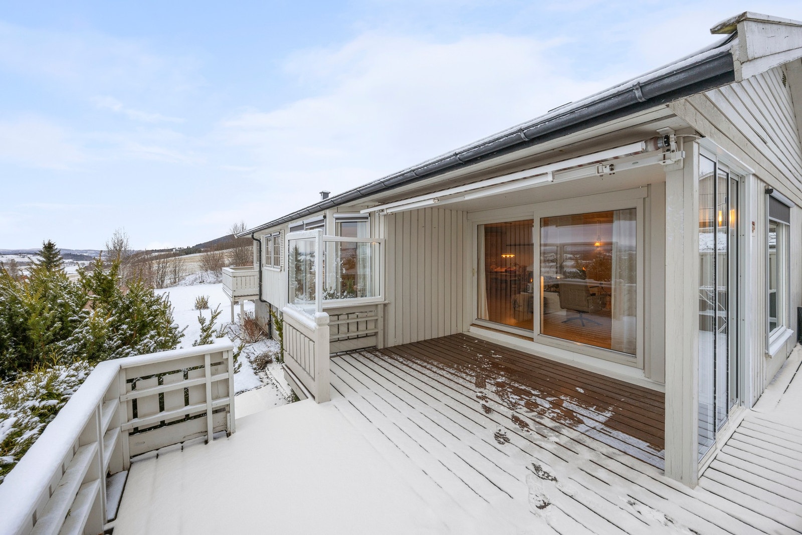 Rett utenfor stuen er det en takoverbygd del med markise i tillegg. Galleribilde