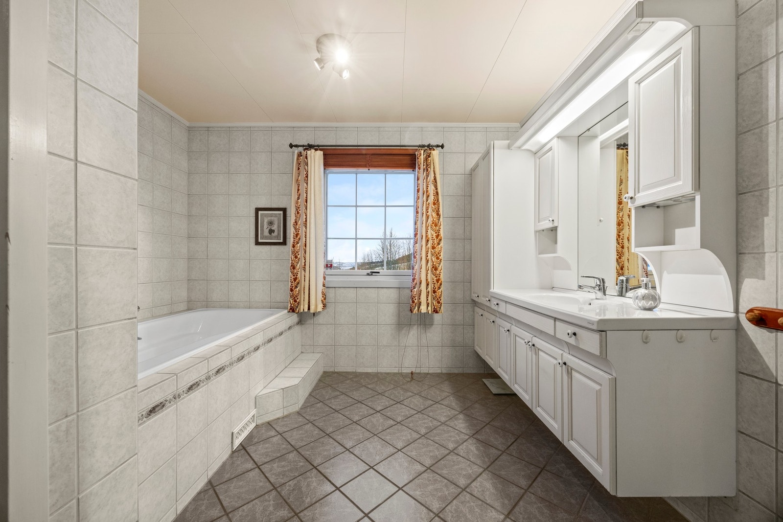 Bad - 9,5 kvm. Flislagte overflater med varme i gulv. Galleribilde