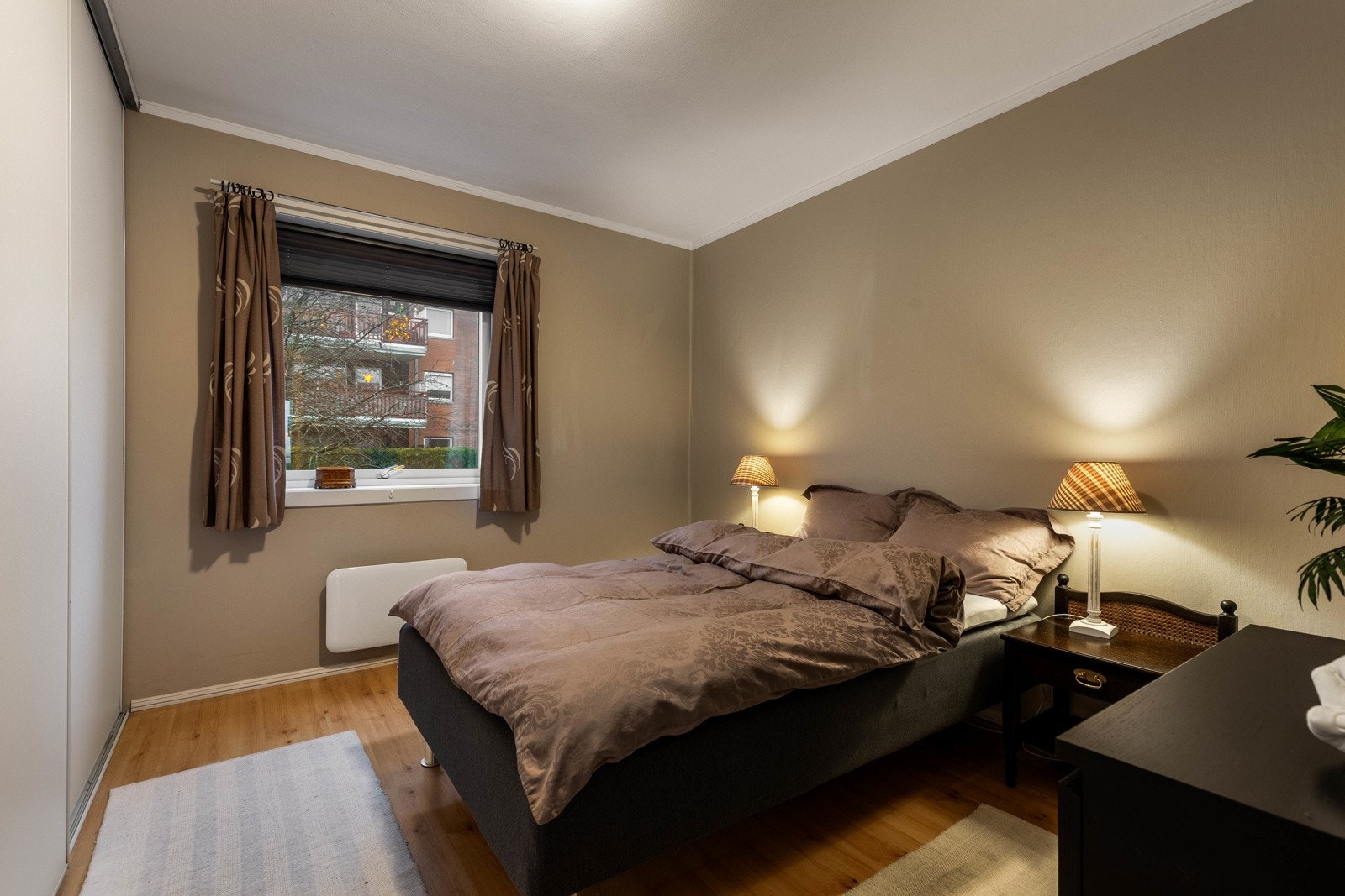 Soverom med plass til dobbeltseng og god oppbevaring. Galleribilde