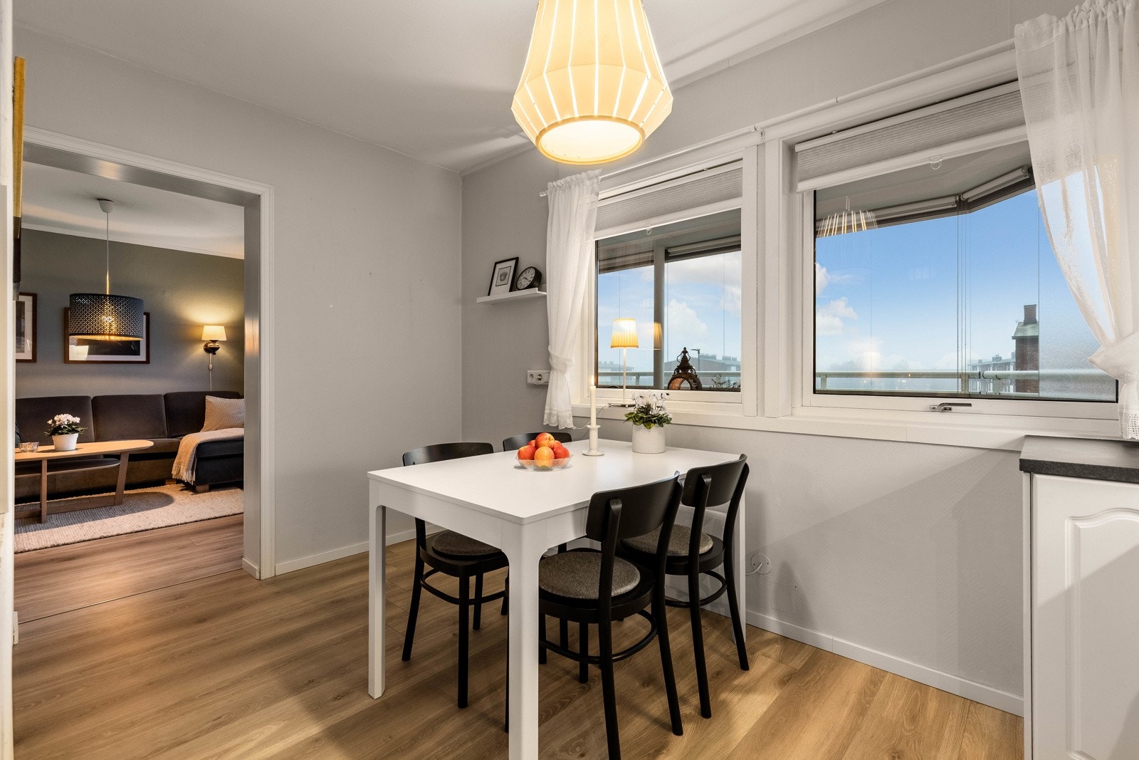 Spiseplass med store vinduer og hyggelig utsyn. Galleribilde