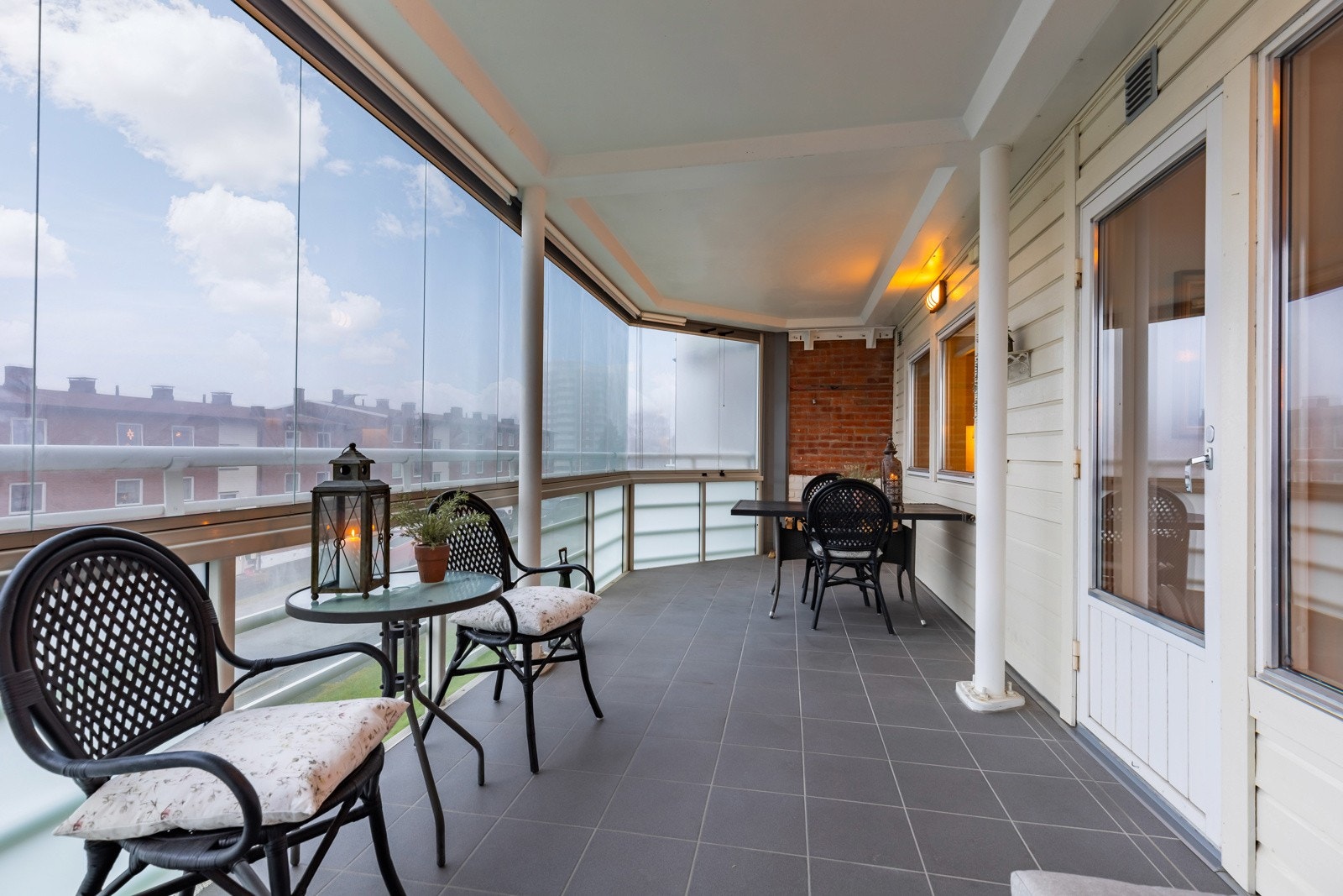 Lys og trivelig balkong med fine utsiktsforhold og plass til møblering. Galleribilde