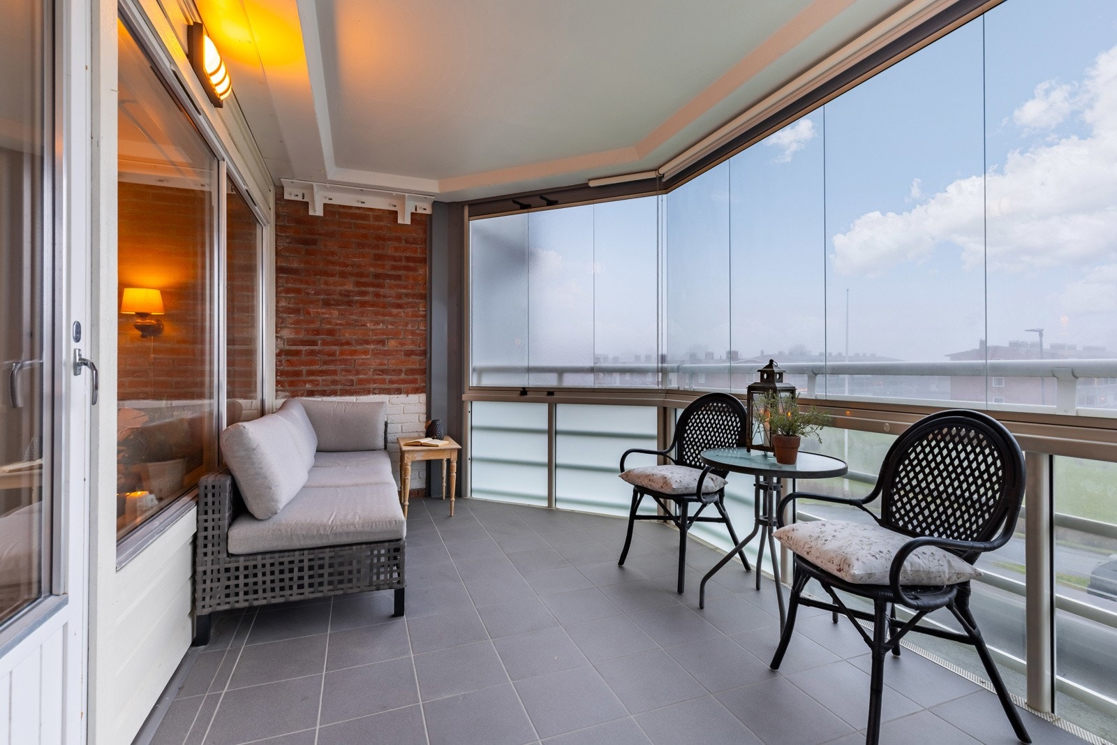 Praktisk innglasset uteplass som forlenger sesongen og gir ekstra bruksareal. Galleribilde