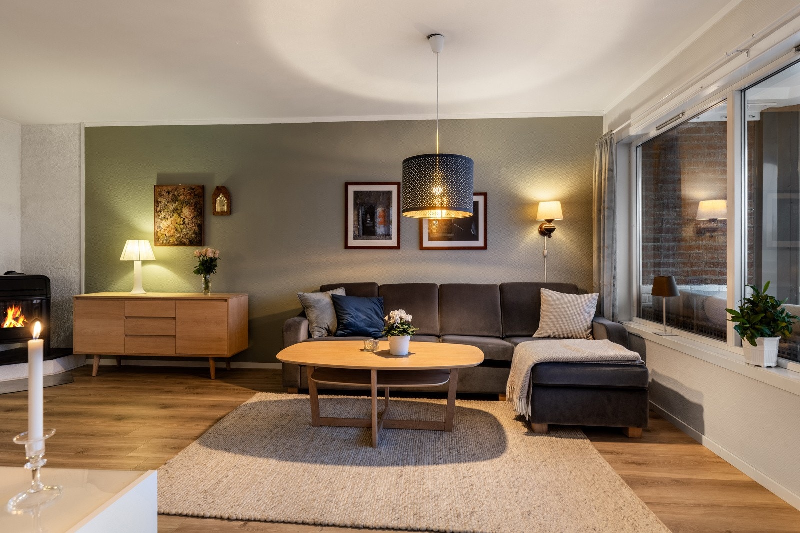 Lun og innbydende stue med god plass til sofagruppe og hyggelige samlingsstunder. Galleribilde