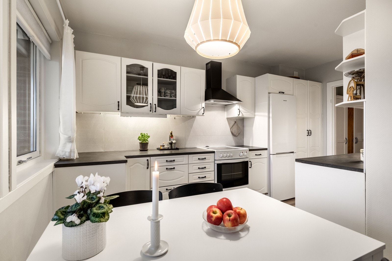 Velholdt kjøkken med hyggelig spiseplass og fint lysinnslipp. Galleribilde