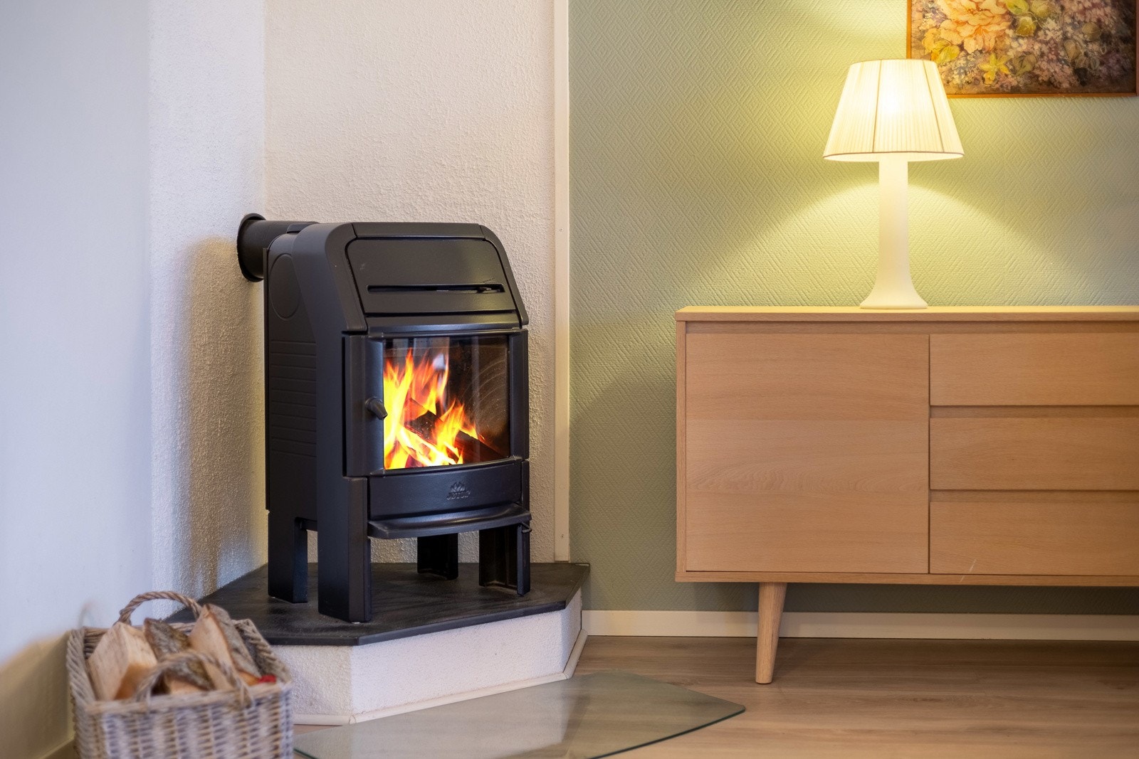 Vedfyrt peis med god varmeeffekt og koselig uttrykk. Galleribilde