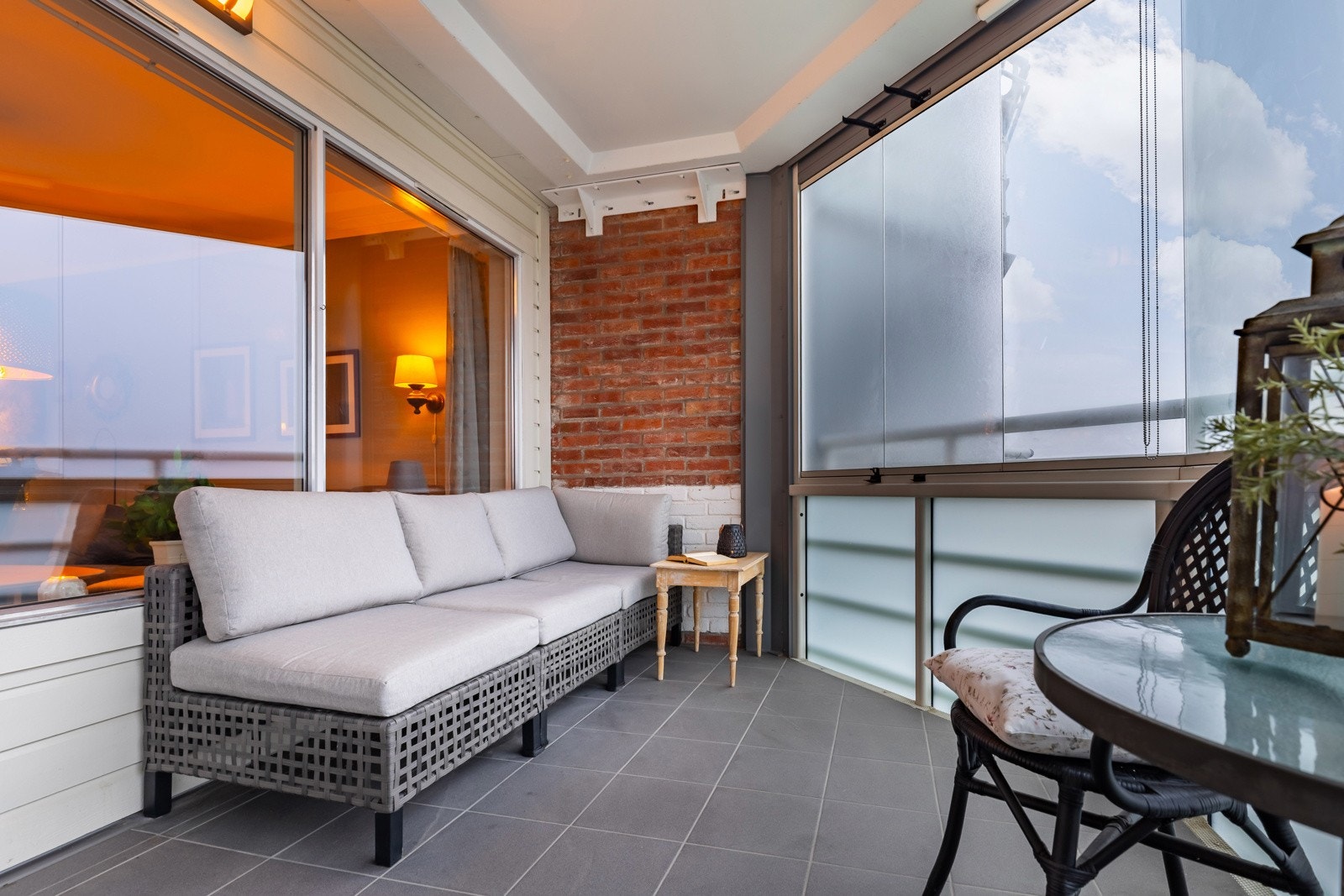 Lun og skjermet balkong med god plass til både sittegruppe og avslapning. Galleribilde