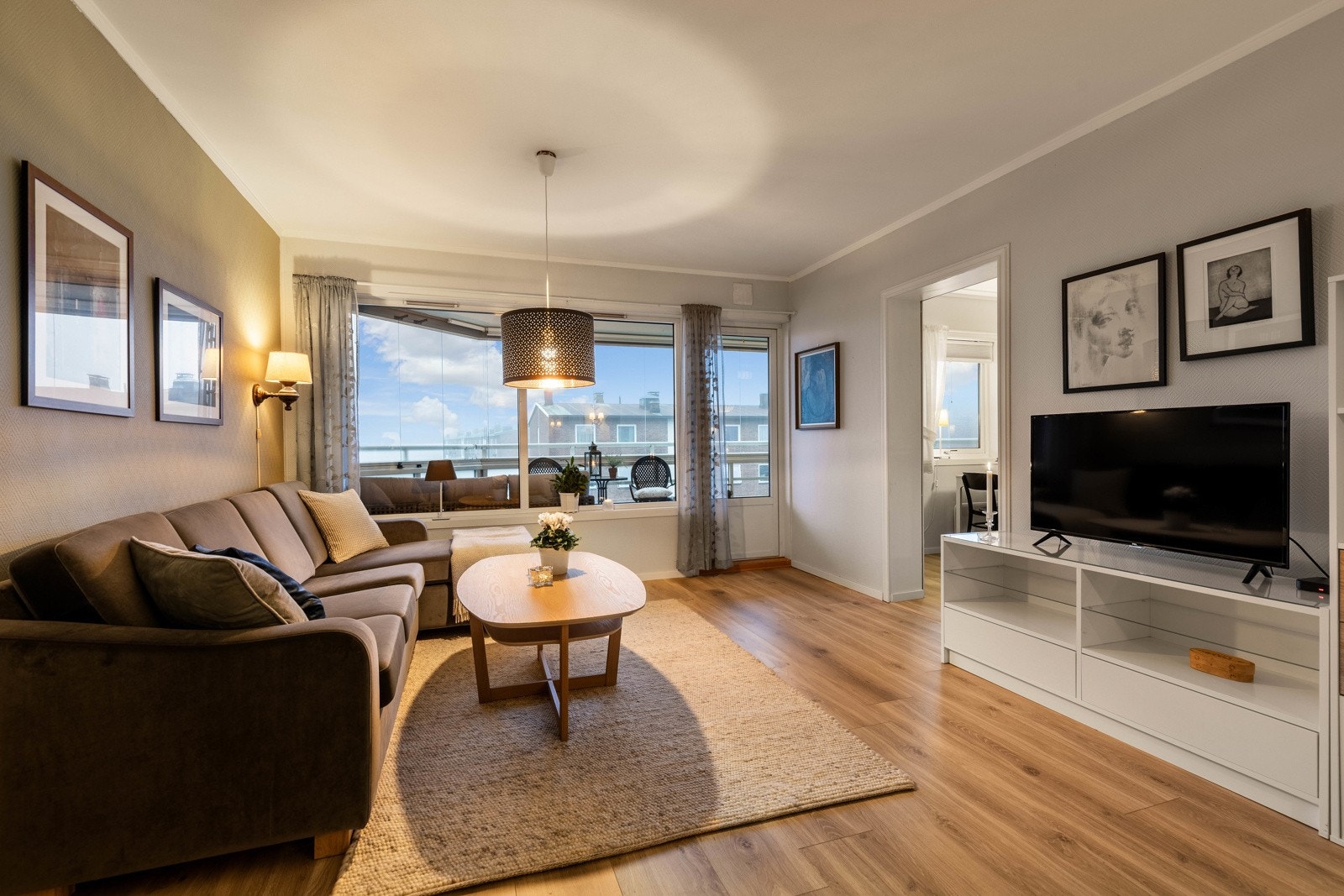 Velholdt stue med fint lysinnslipp og utgang til balkong. Galleribilde