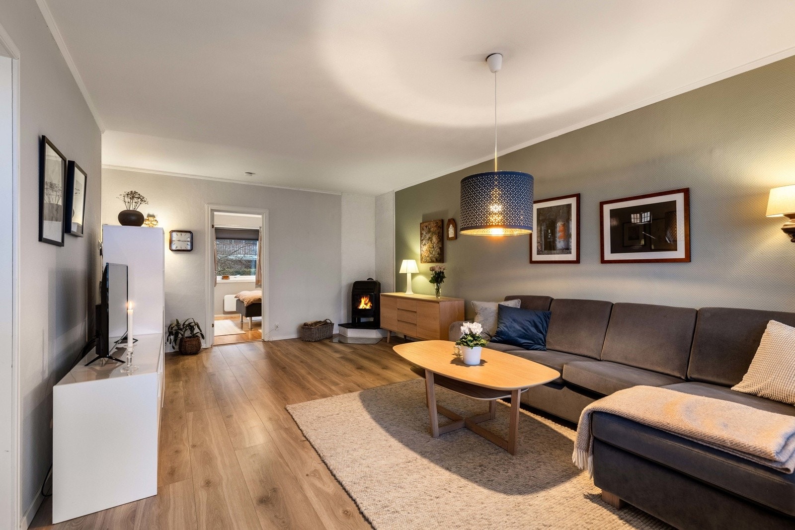 Stue med vedovn og god plass til møblering. Galleribilde