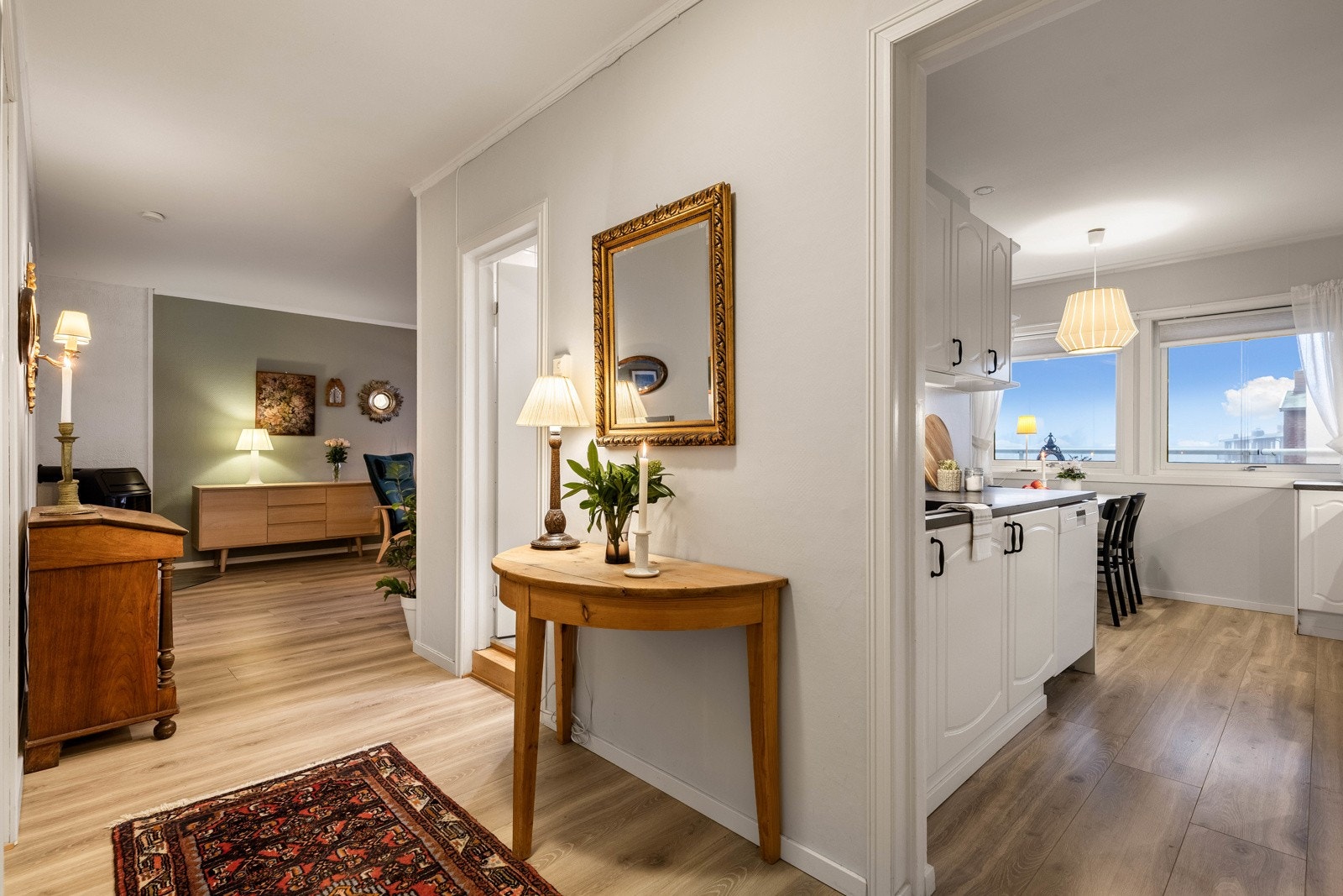 Velkommen inn - Trivelig gjennomgangsrom som binder boligens oppholdsarealer på en naturlig måte. Galleribilde