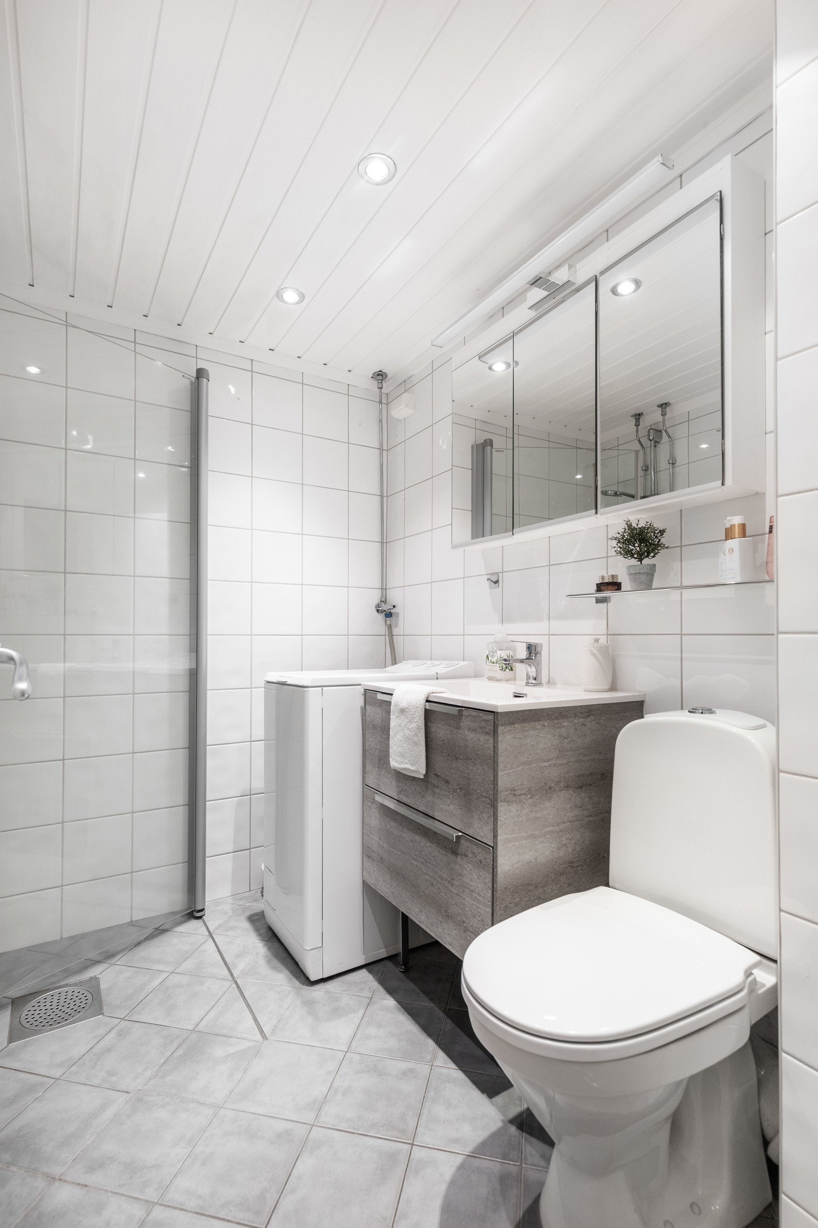 Pent bad med god belysning og romslige oppbevaringsmuligheter. Galleribilde