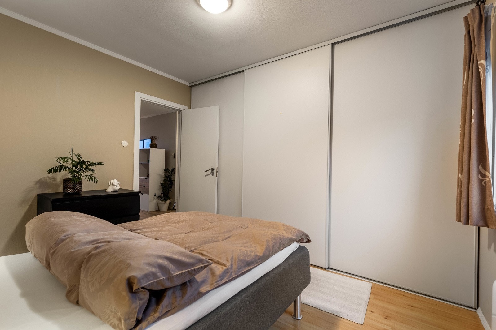 Pent soverom med fin atmosfære og store garderobeskap. Galleribilde