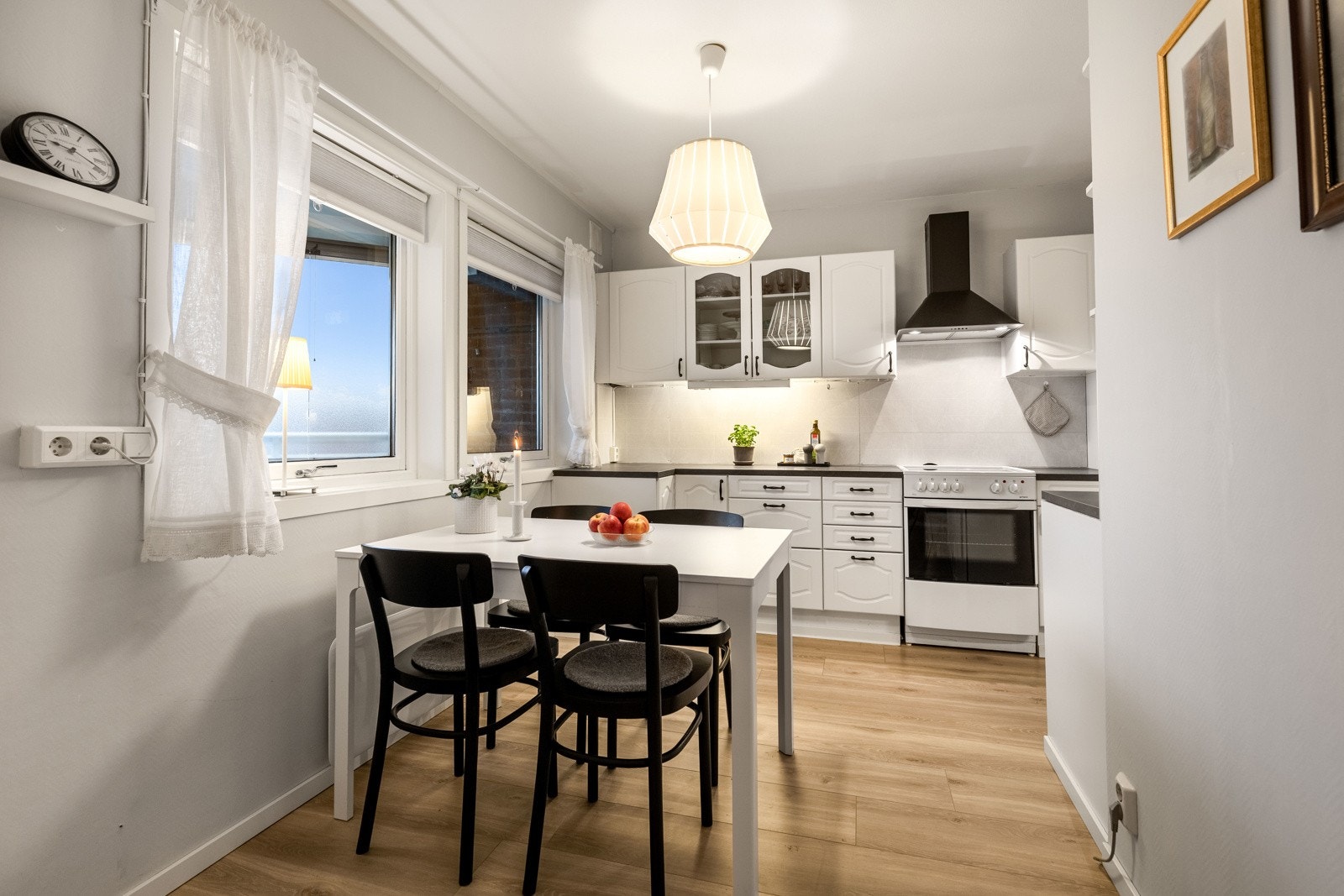 Praktisk spiseplass i tilknytning til kjøkkenet, med flott lysinnslipp. Galleribilde