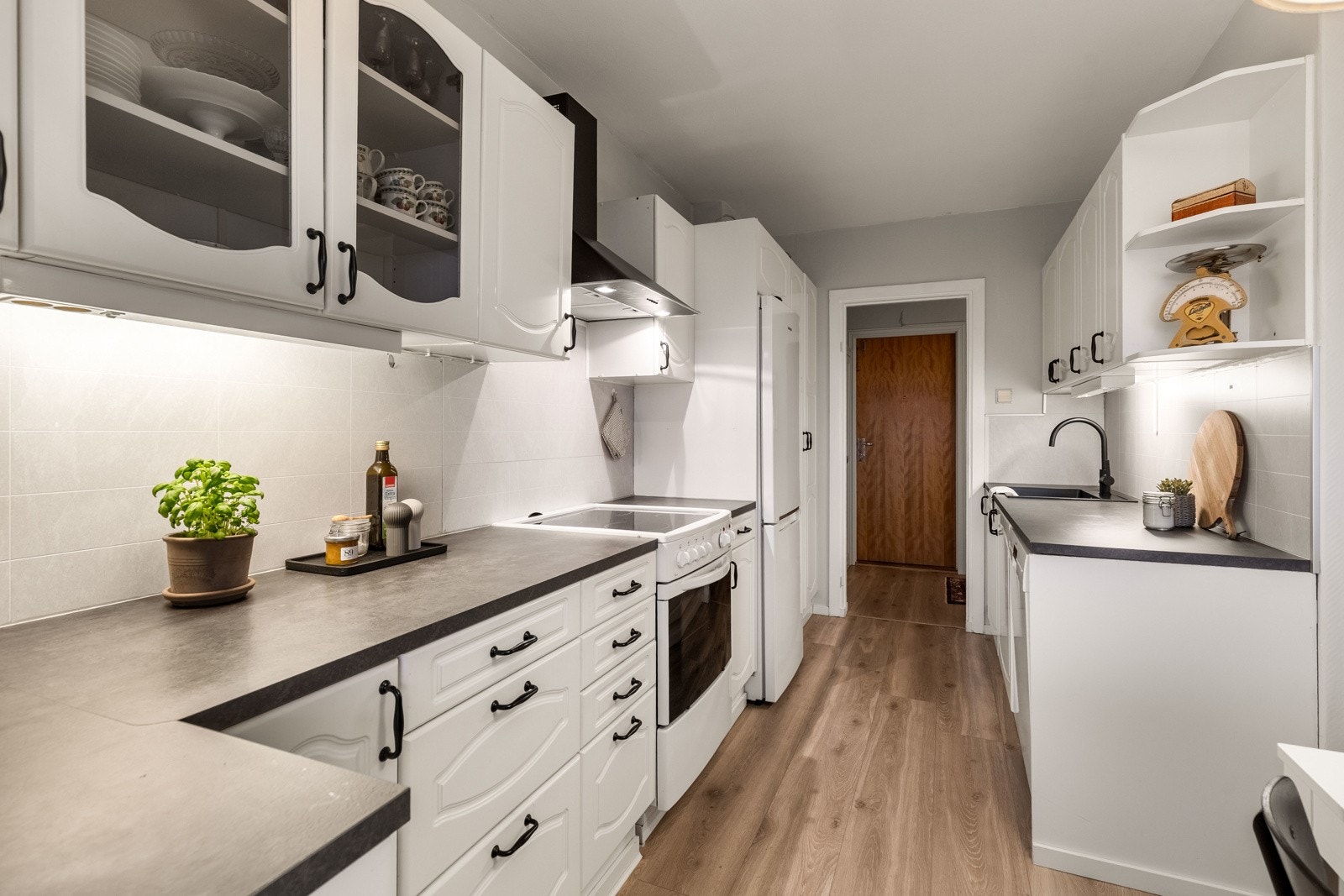 Lyst og funksjonelt kjøkken med gode arbeidsflater og fine oppbevaringsløsninger. Galleribilde