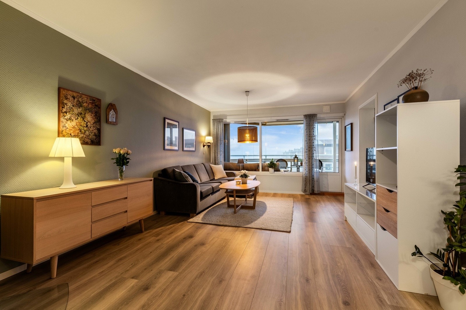 Pen og stilfull stue med utgang mot solrik balkong og fritt utsyn. Galleribilde