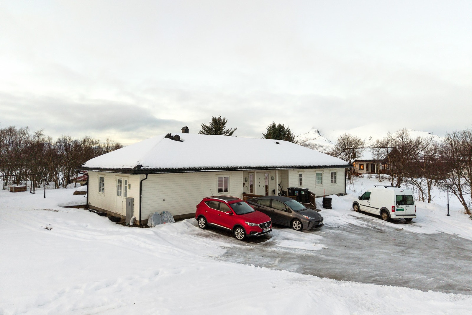 God plass til parkering på eiendommen. Galleribilde