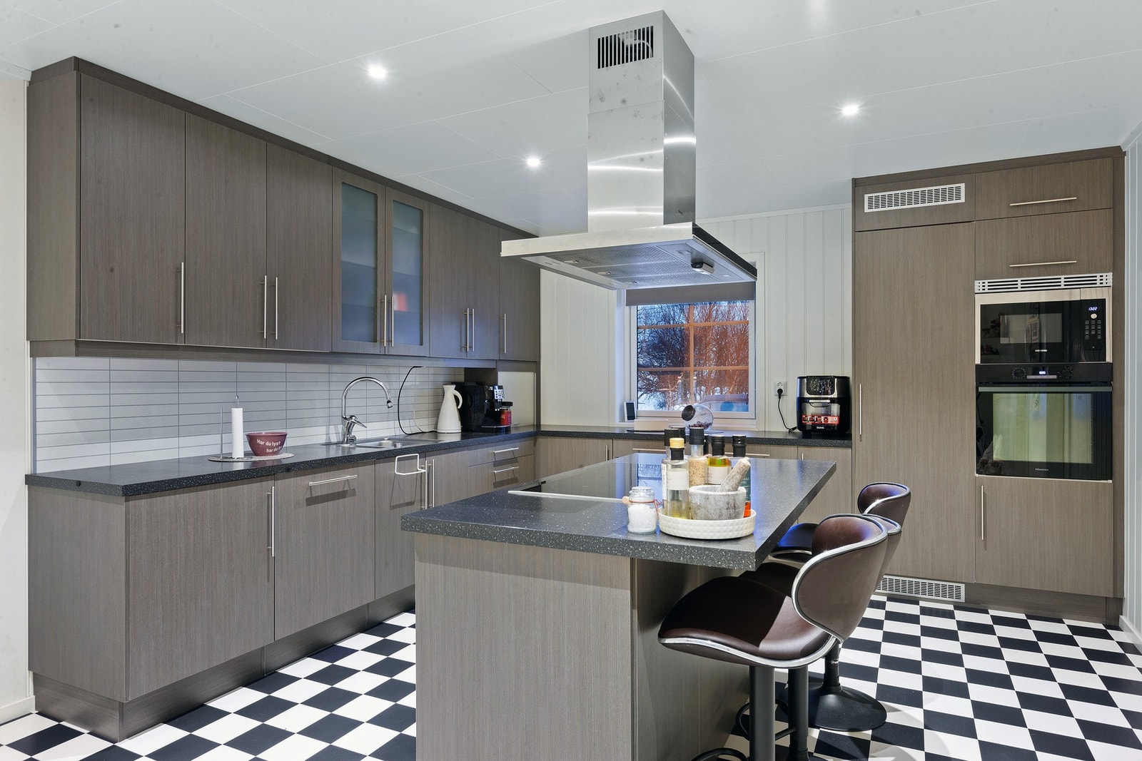 Praktisk med kjøkkenøy for ekstra sitte og arbeidsplass. Galleribilde