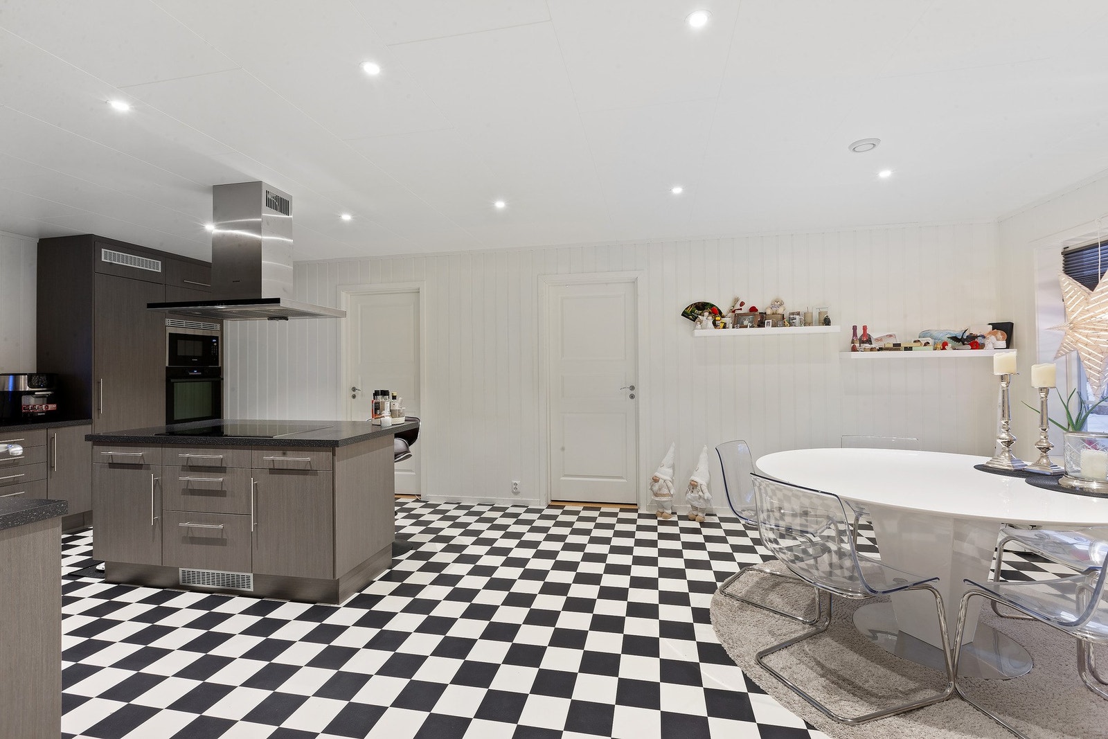 God plass til spisebord på kjøkken. Galleribilde