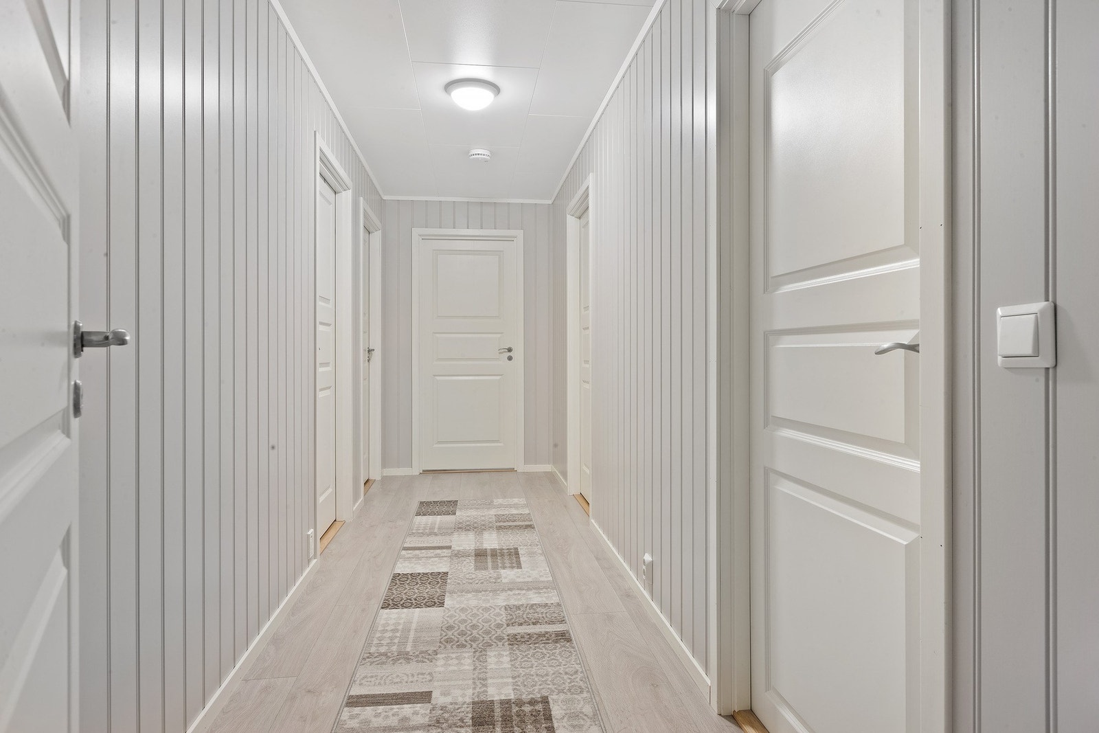 Gang som leder deg til soverom og bad. Galleribilde