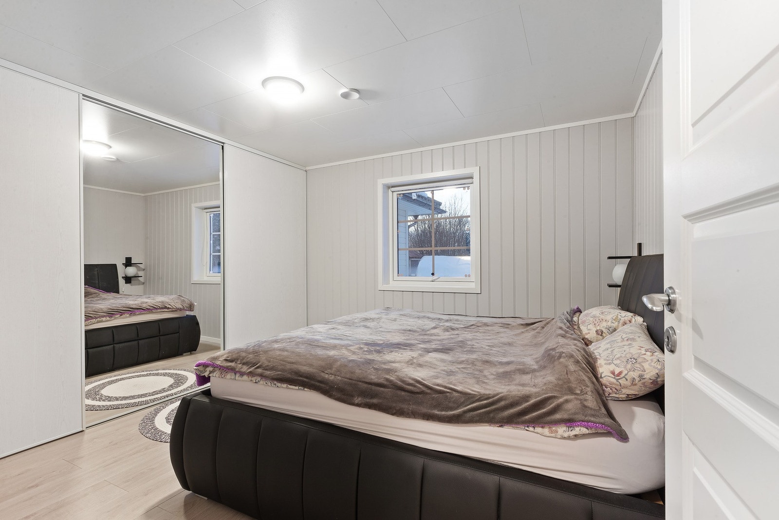 Soverom av god størrelse med praktisk garderobeløsning. Galleribilde