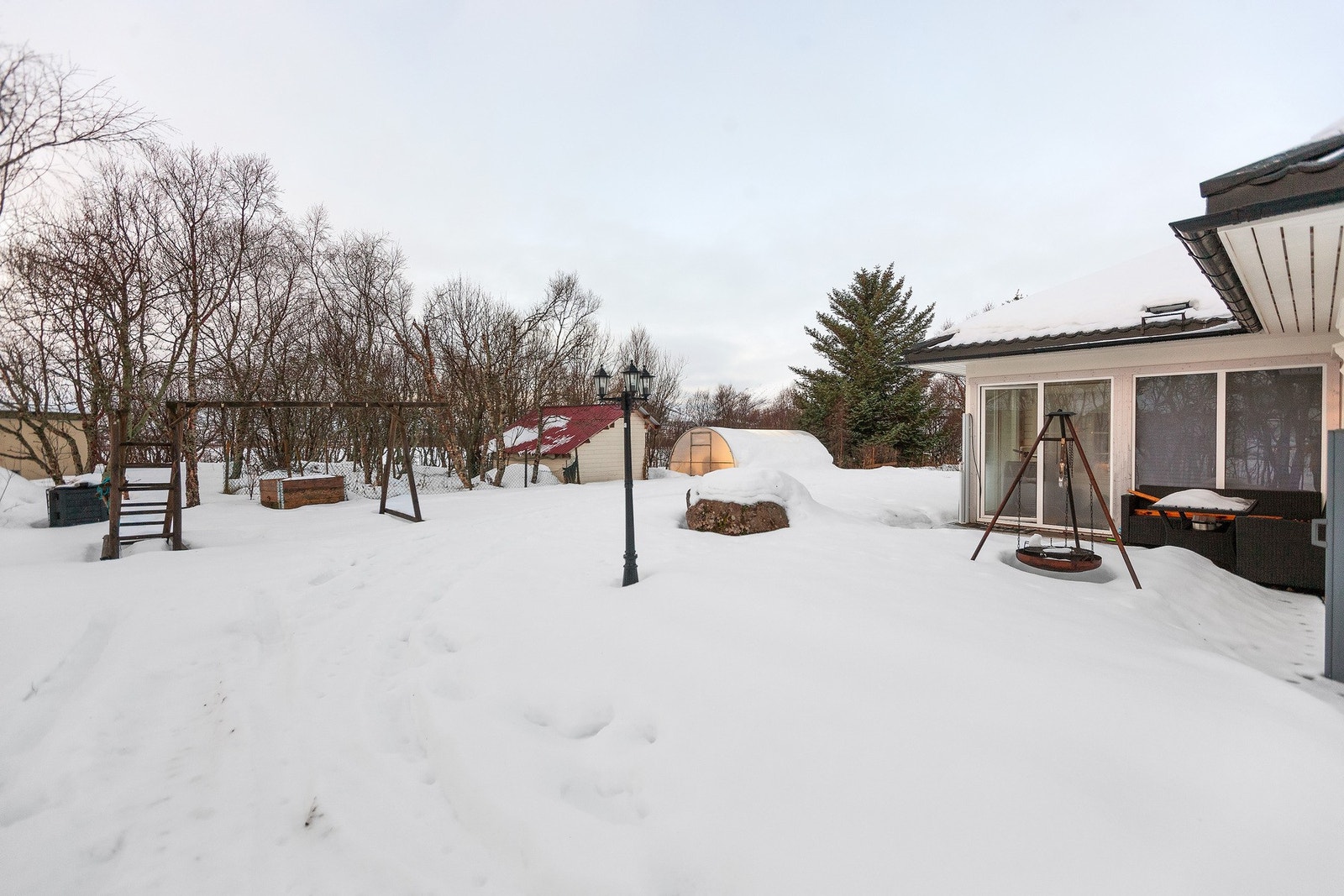 Stort uteområde med god plass til lek og aktivitet. Koselig sitteområde hvor man kan nyte fine dager. Galleribilde