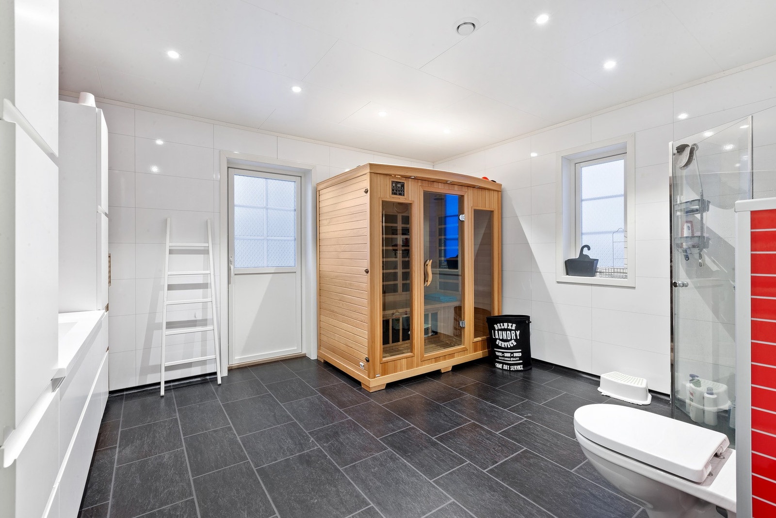 Bad av god størrelse med badstu. Godt med oppbevaringsplass i badromsinnredning. Galleribilde