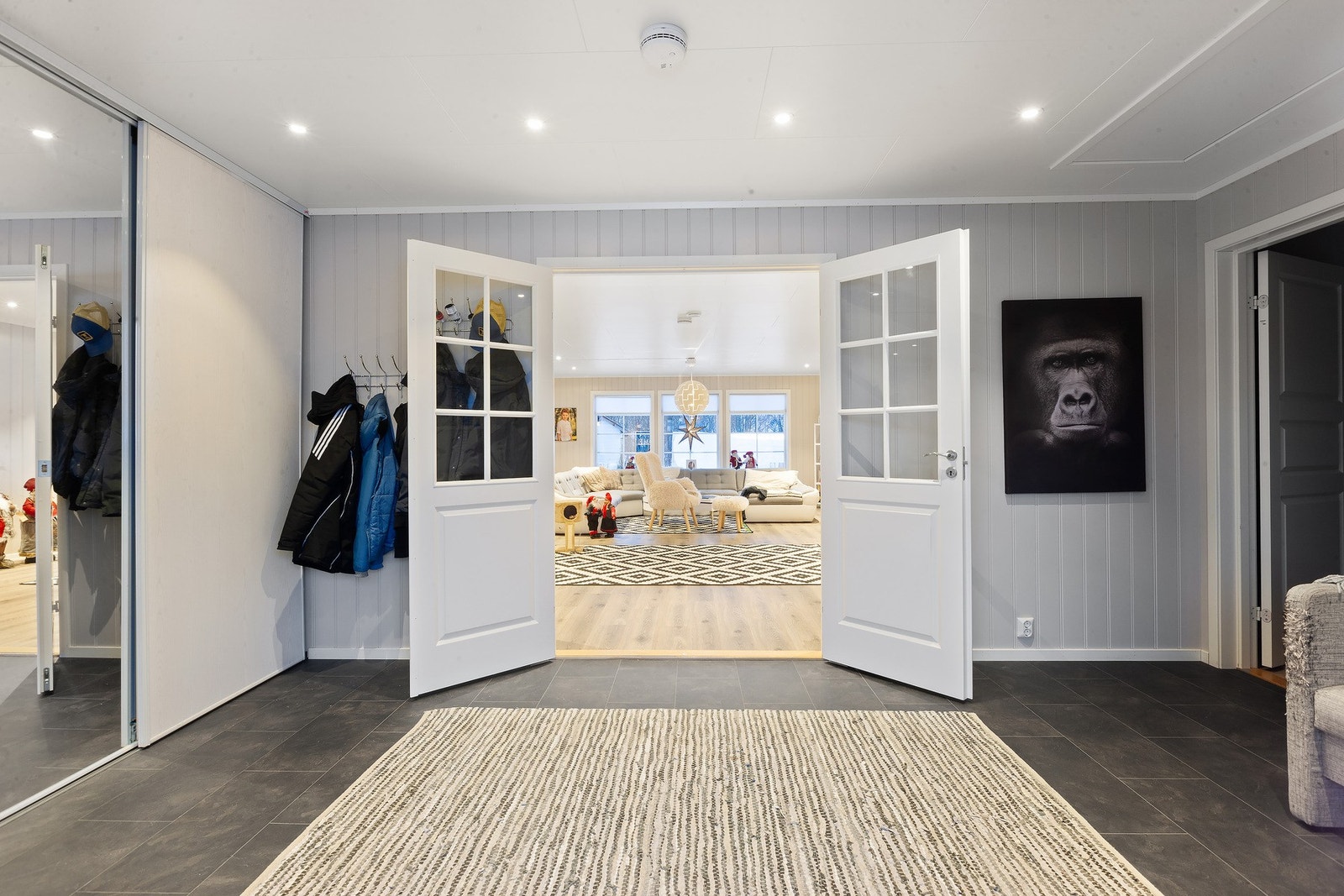 Velkommen inn! Romslig hall med god plass til å henge fra seg i skyvedørsgarderobe. Galleribilde