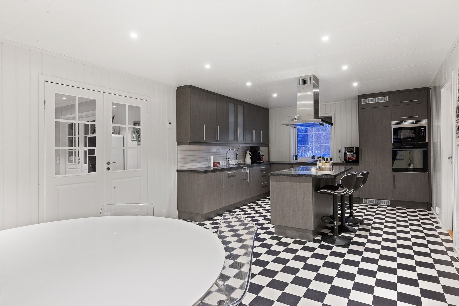 Romslig og pent kjøkken med slette fronter og god skap- og benkeplass. Galleribilde