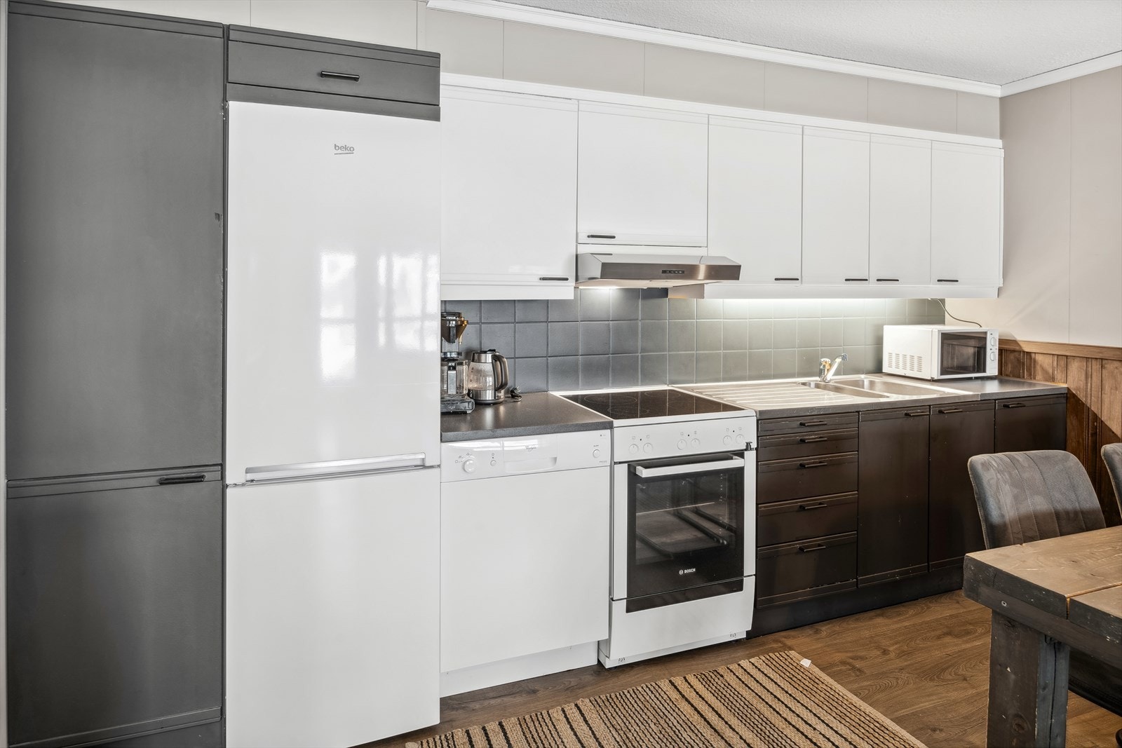 Kjøkken med lyse overskap og mørke underskap som gir en fin kontrast. Galleribilde