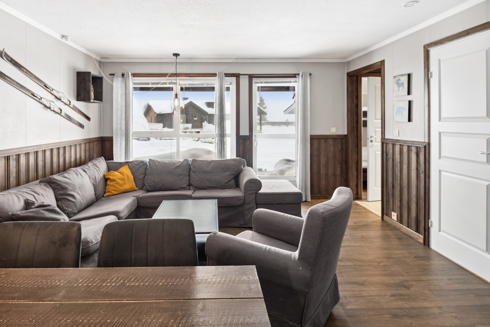 Stuen er lys og innbydende med store vinduer som slipper inn rikelig med dagslys. Galleribilde