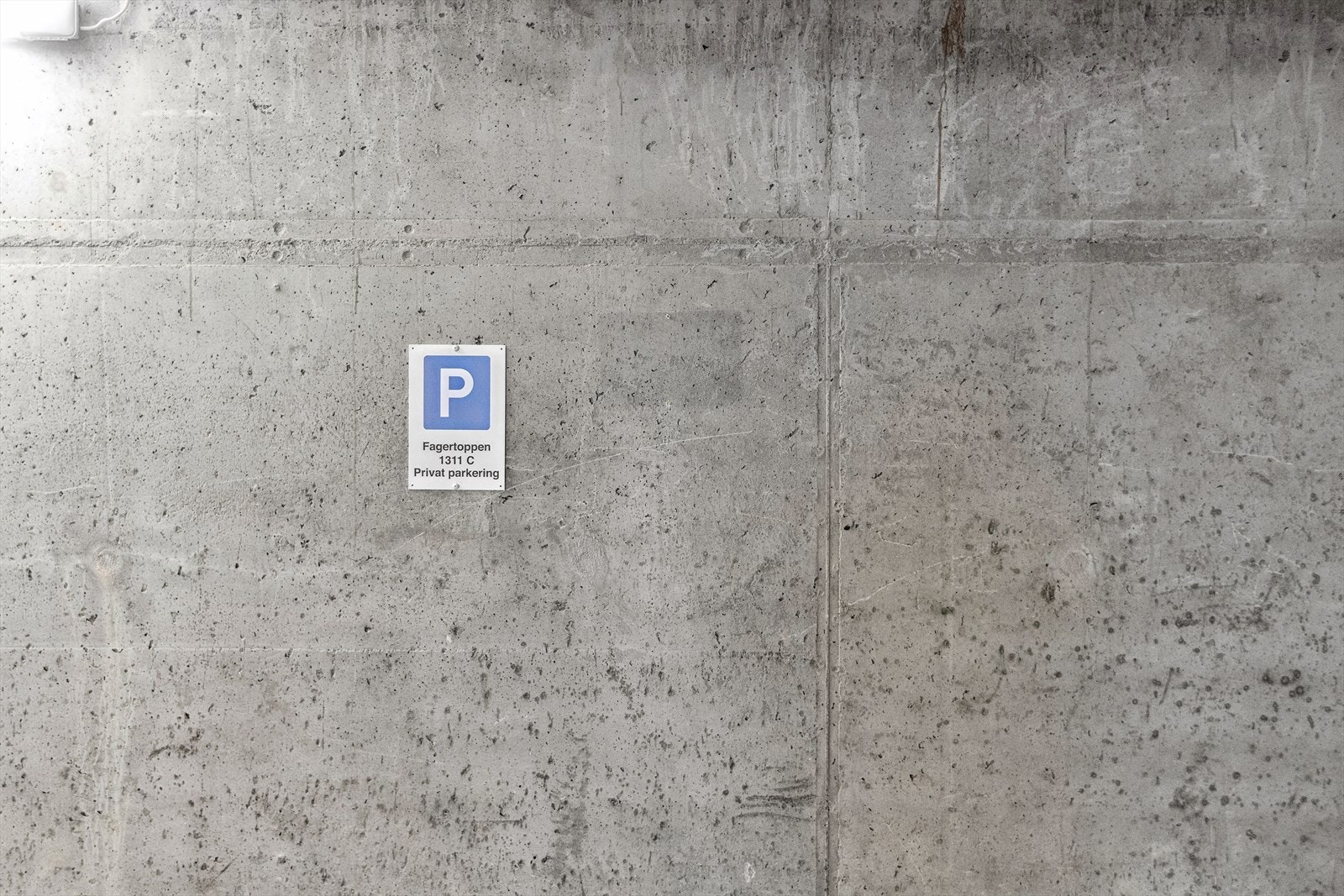 En fast parkeringsplass i garasje med innlagt strøm.
Øvrig parkering etter områdets gjeldende bestemmelser. Galleribilde