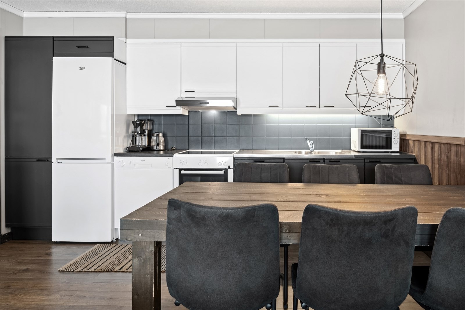 Kjøkken med god plass til familien rundt spisegruppen. Galleribilde