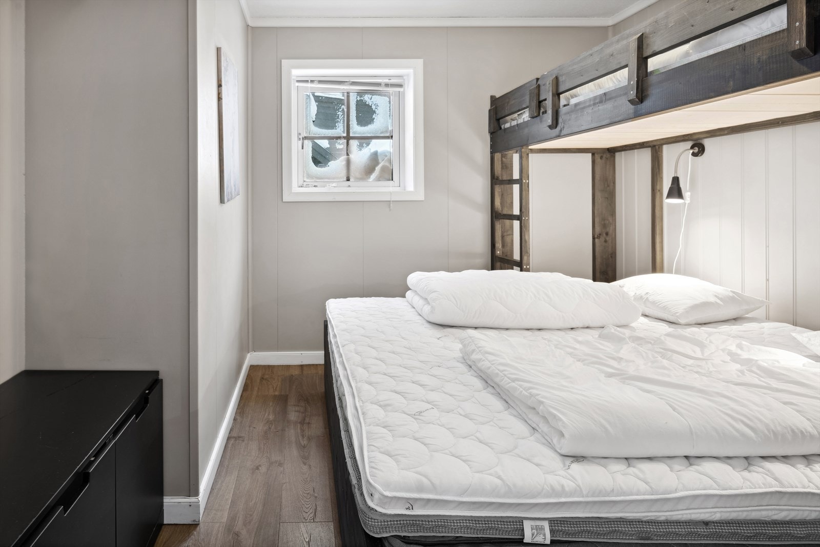 Hovedsoverom med sengeplass over dobbeltsengen Galleribilde