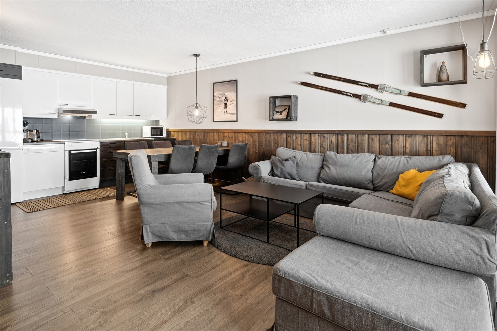 Spisegruppe med plass for hele familien Galleribilde