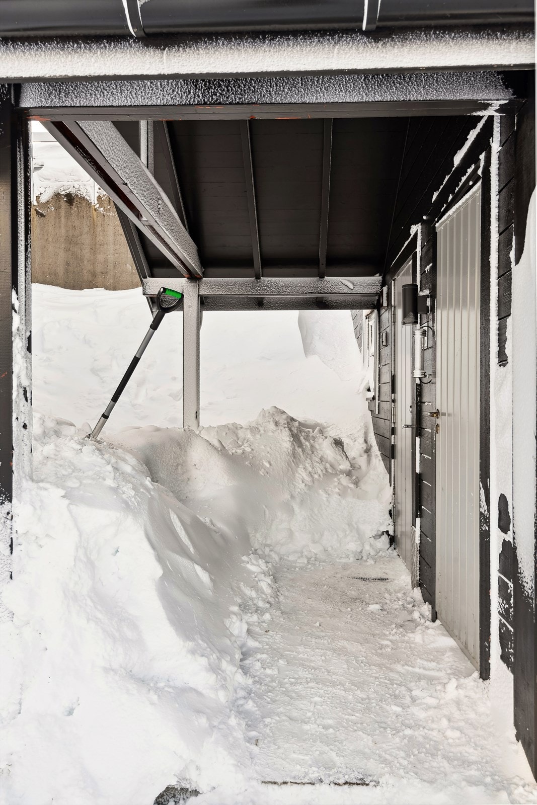 Overbygd inngang til leiligheten samt tilgang til bod. Galleribilde
