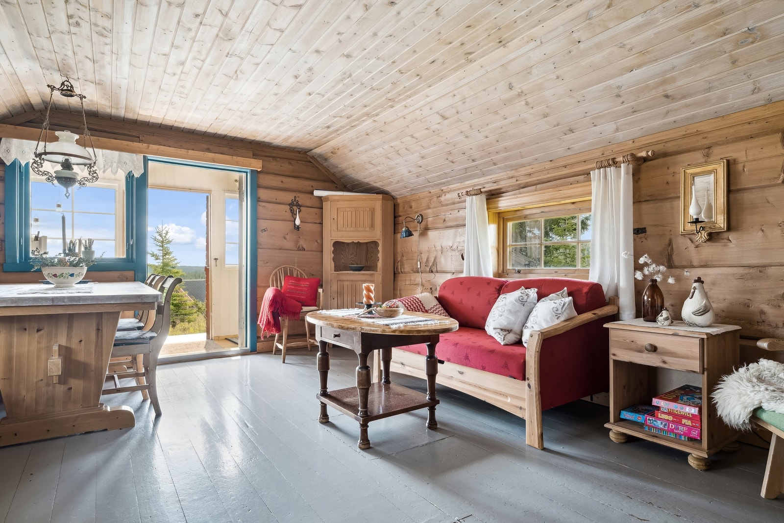 Rommet er romslig med gode møbleringsmuligheter av sofagruppe og spisestue. Galleribilde