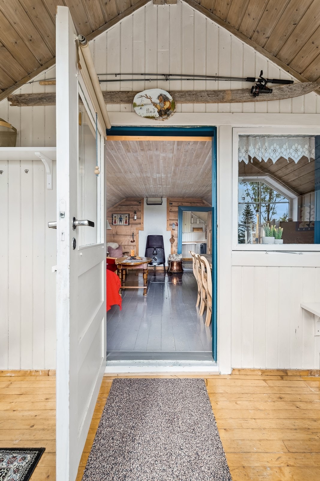 Her kan du bytte fra utesko til tøfler og henge fra deg yttertøyet før du går videre inn i hytta. Galleribilde