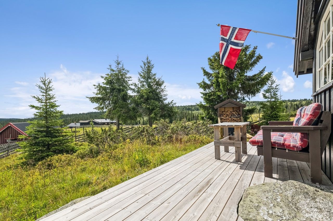Terrasseplattingen på hytta hvor du kan sitte og nyte høstsolen. Galleribilde