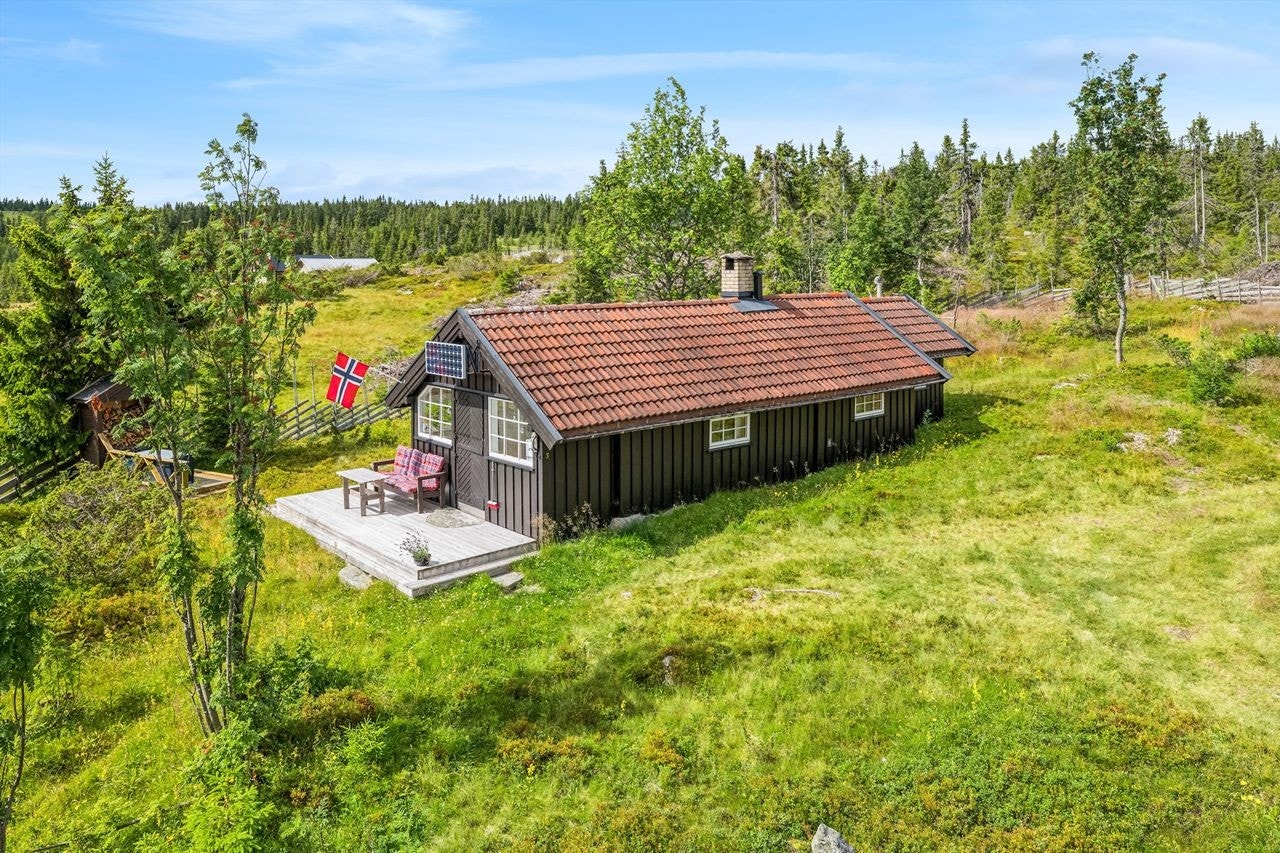 Fasade, med utsyn mot omliggende kulturlandskap. Galleribilde