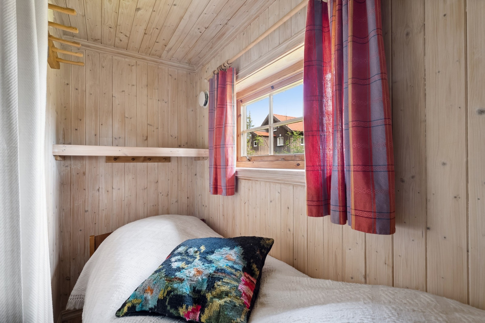 Her er det etablert en enkeltseng og vegghengt hylle og servantskap med servant. Galleribilde