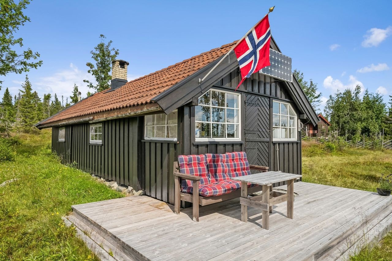 Fra hovedhytta, med platting for å nyte stillheten og de flotte omgivelsene Galleribilde