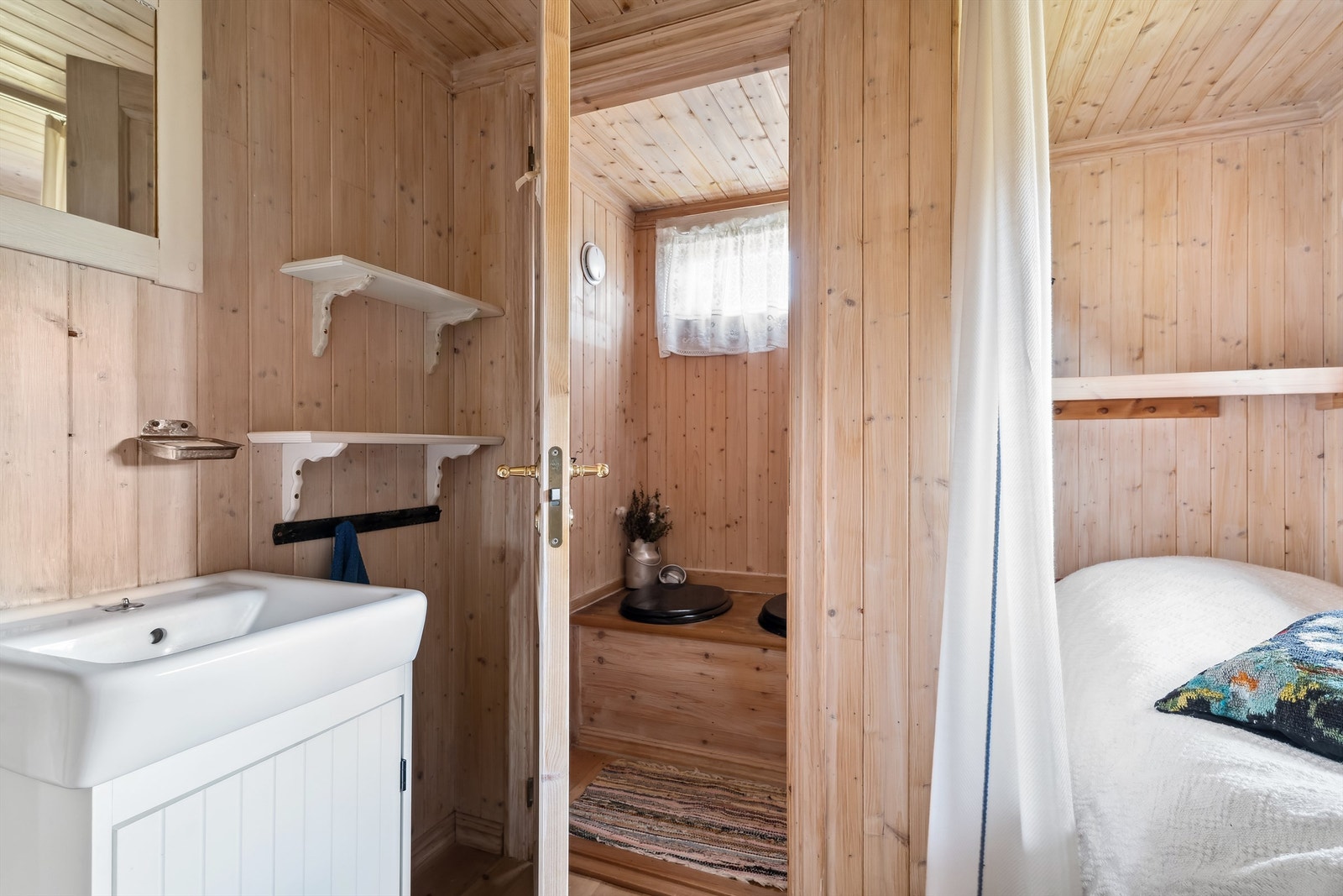 Fra kjøkkenet er det en dør inn til soverom og bad/hygienerom. Rommet har behandlet panel på veggene og tregulv. Adkomst fra rommet inn til utedo. Galleribilde