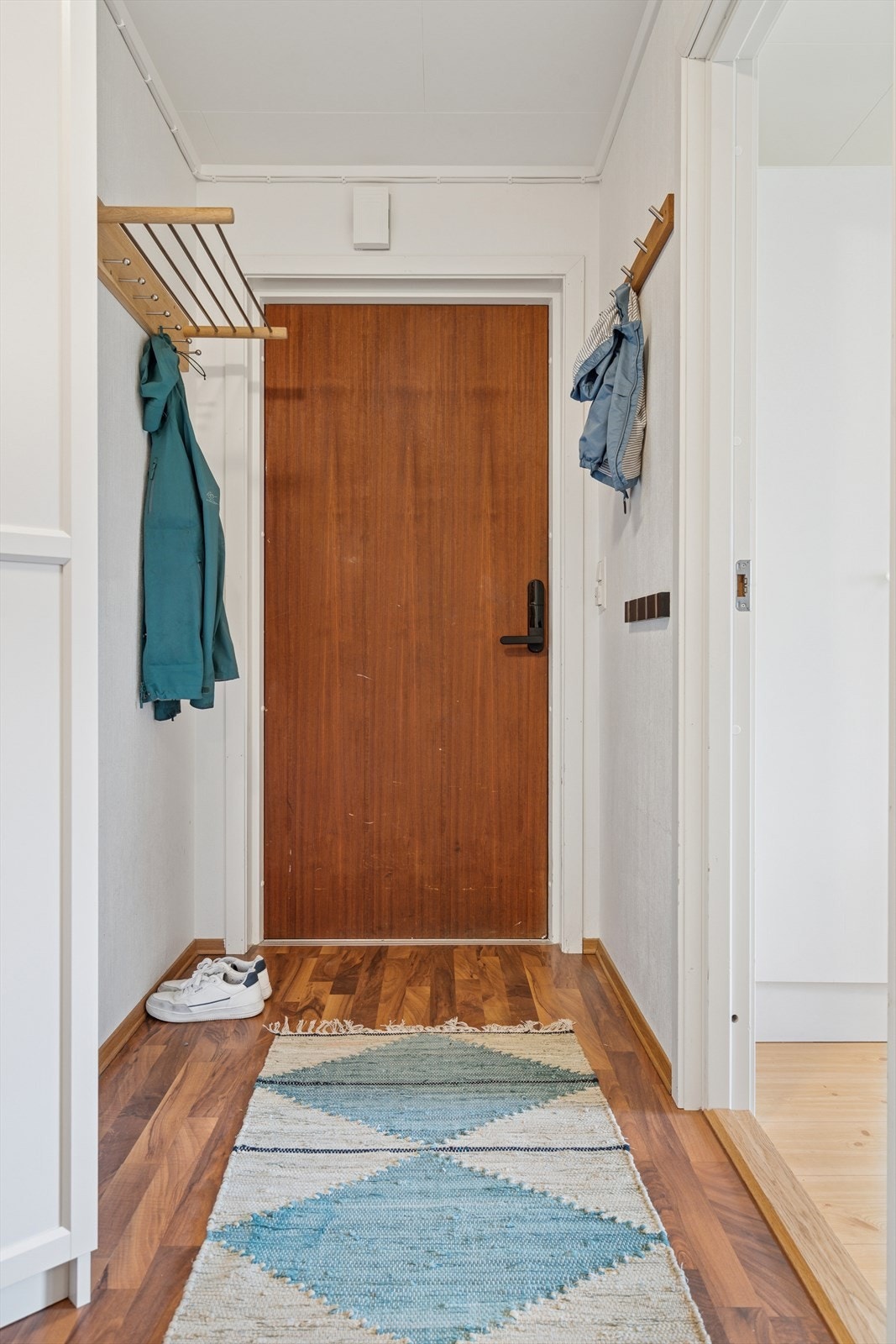 Du ønskes velkommen inn i entrè/hall, hvor det er god plass til oppbevaring av yttertøy og sko Galleribilde