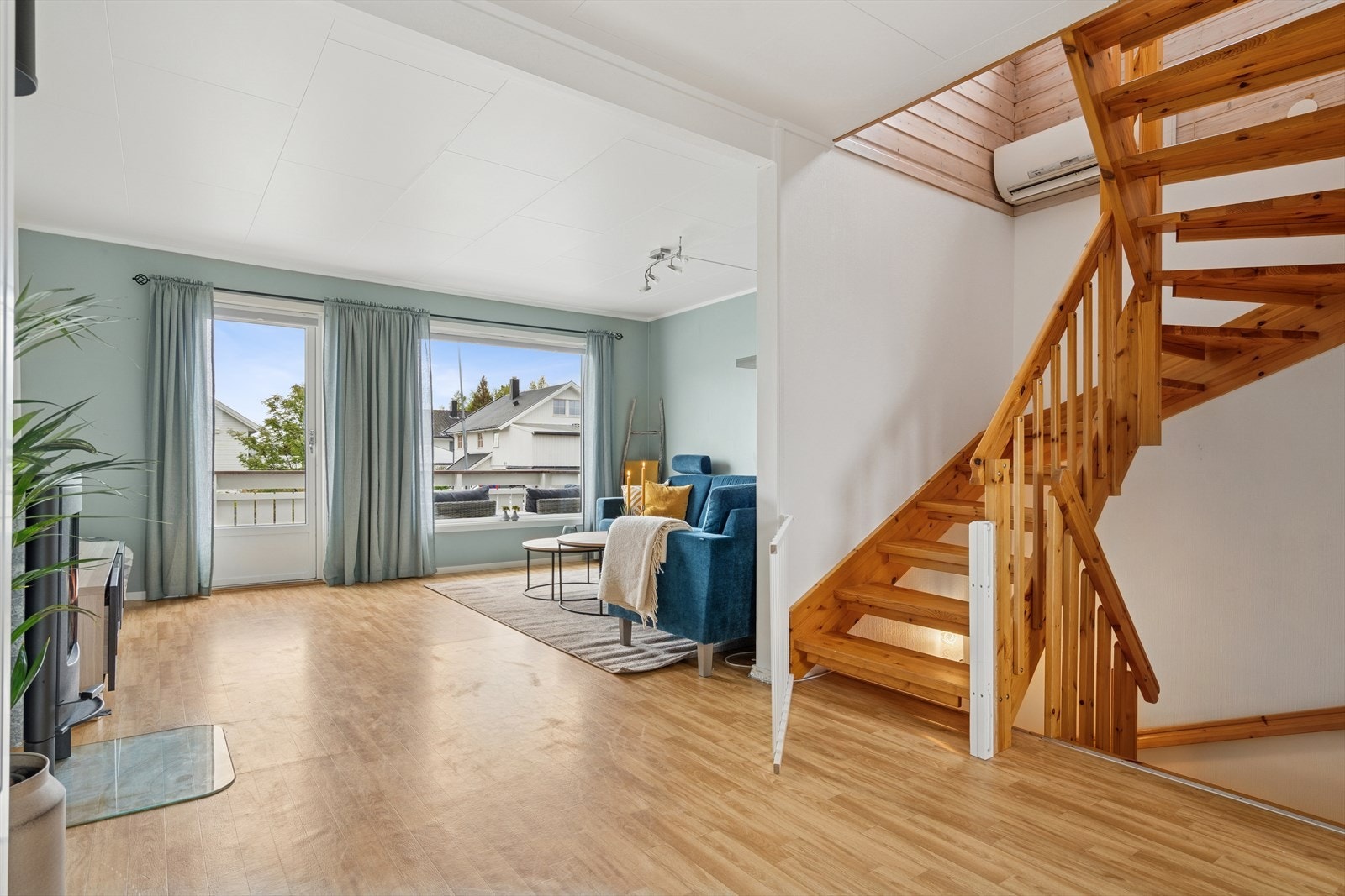 I 2. etasje finner du stue og kjøkken, som ligger i delvis åpen løsning Galleribilde