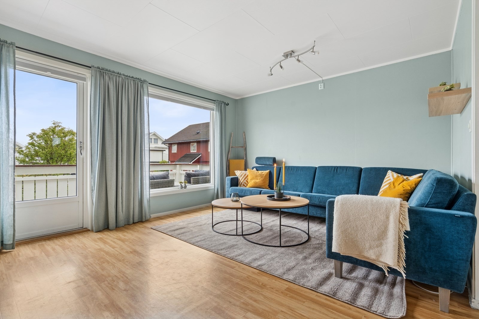 Stuen har store vindusflater som gir en luftig atmosfære og utgang til den østvendte balkongen. Galleribilde