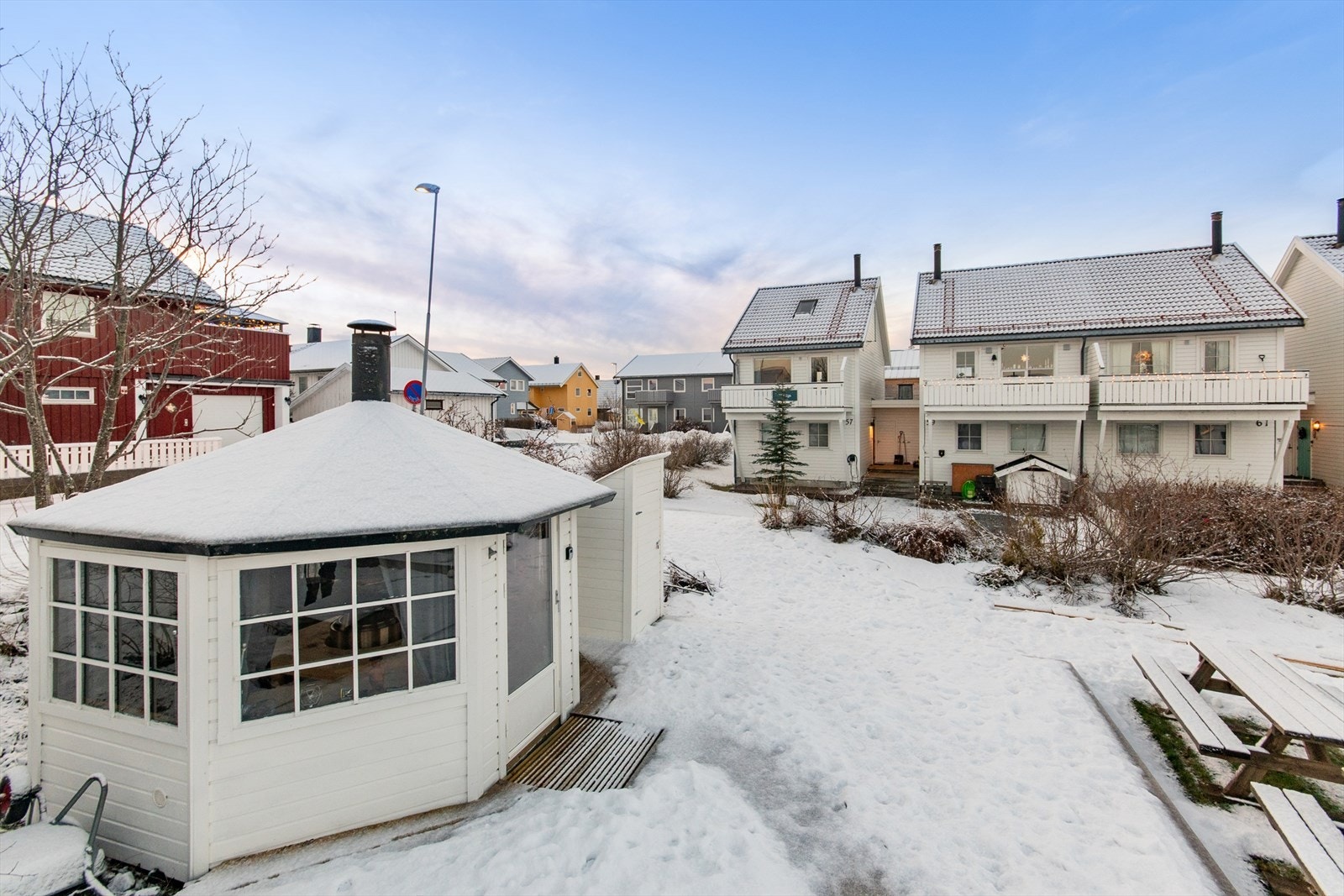 Like utenfor døren finner du en flott lekeplass med diverse apparater, benker og grillhytte Galleribilde