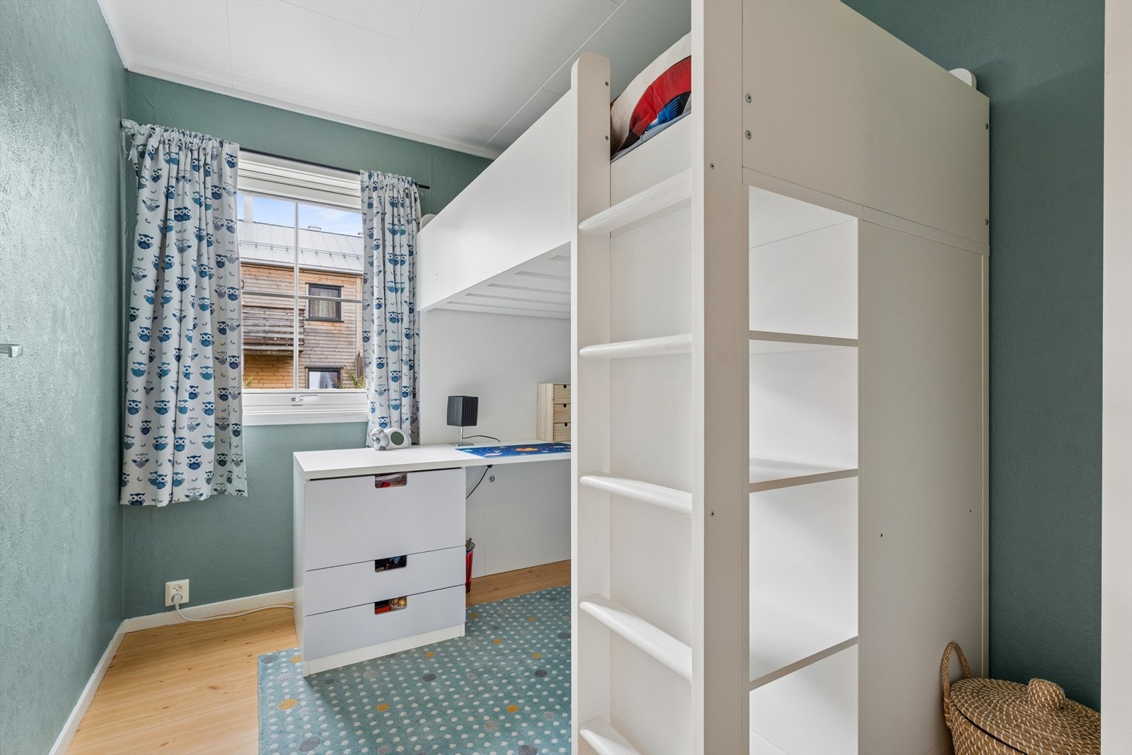 Soverom II - De to andre soverommene passer perfekt som barnerom eller gjesterom og også disse har garderobeskap Galleribilde