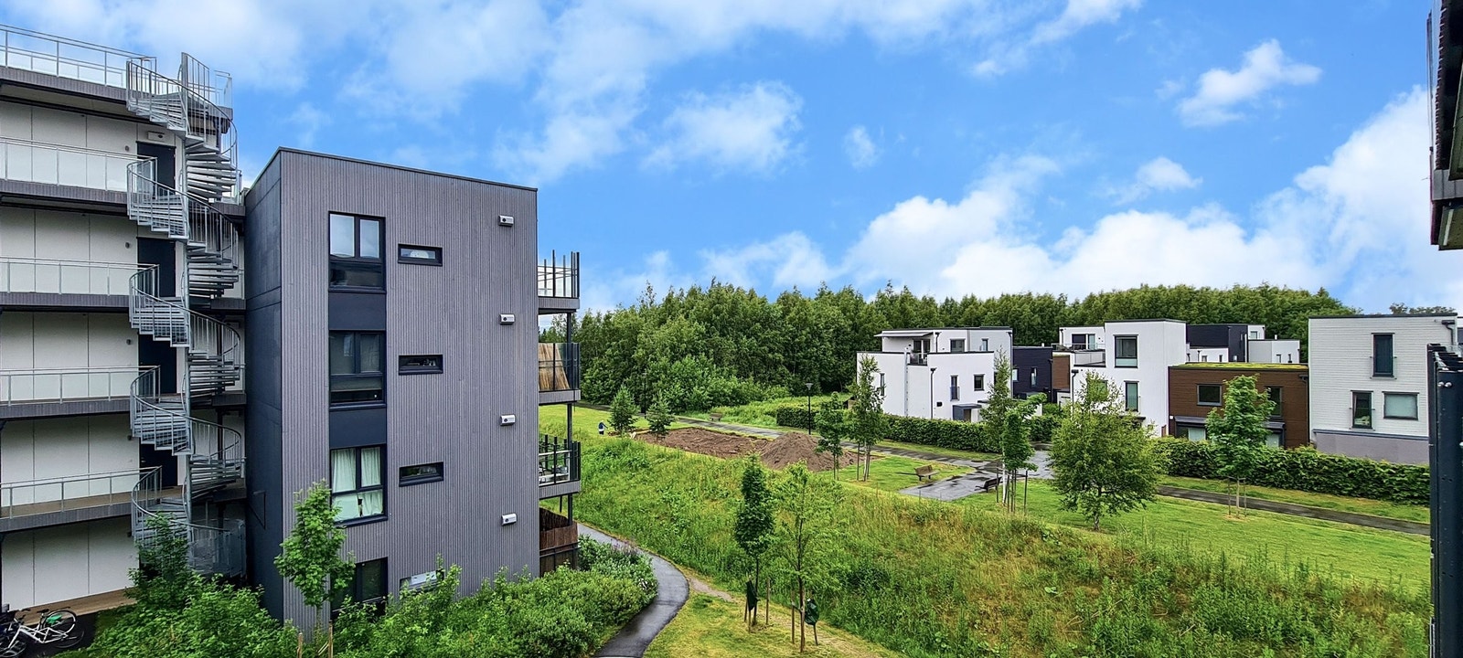 Balkongen byr på hyggelig utsikt over nærområdet. Galleribilde